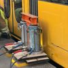 FW Dresden: Verkehrsunfall - Mädchen klemmt zwischen Straßenbahn und Bahnsteig fest