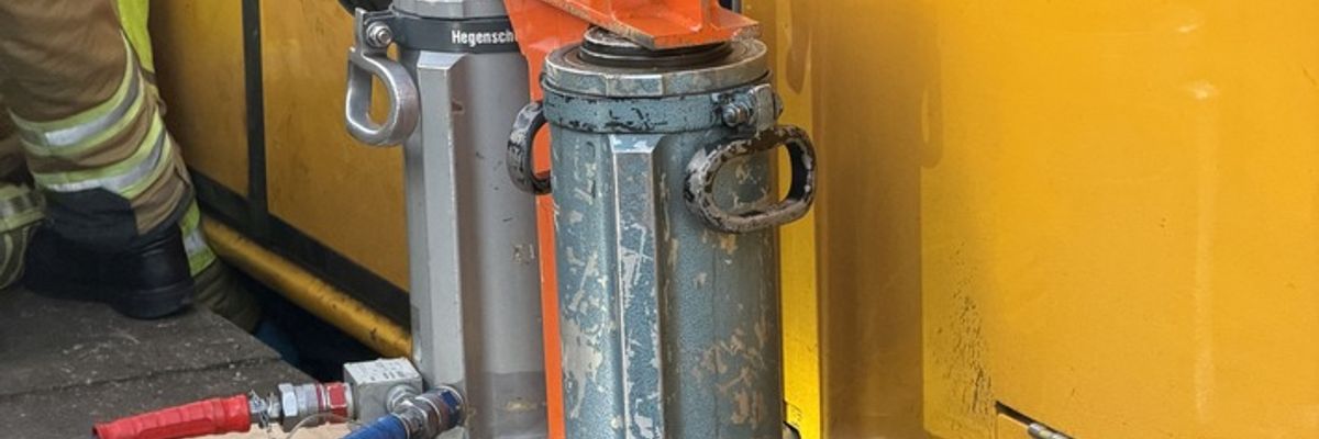 FW Dresden: Verkehrsunfall - Mädchen klemmt zwischen Straßenbahn und Bahnsteig fest