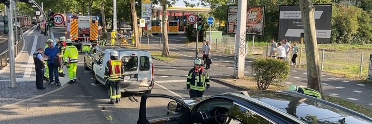FW-BN: Auffahrunfall mit 3 verletzten Personen
