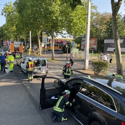 FW-BN: Auffahrunfall mit 3 verletzten Personen