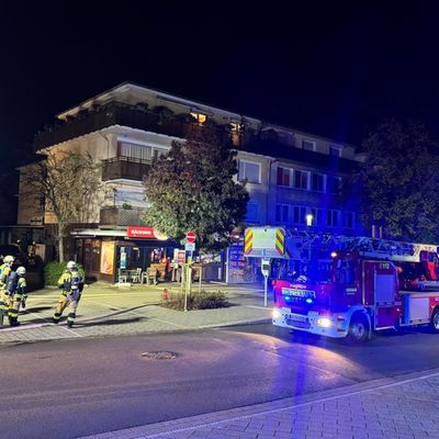 FW-EN: Feuerwehr verhindert Brandausbreitung in der Innenstadt - Keller verraucht - Bäckerei sollte brennen