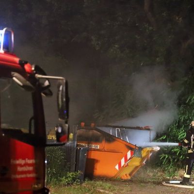 FW Hambühren: Nächtlicher Containerbrand neben Pflegeheim - Rauch droht durch geöffnete Fenster einzudringen