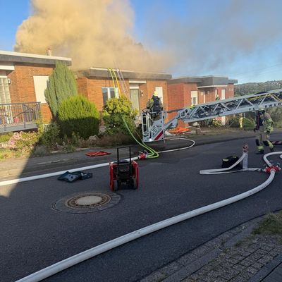 FW-RS: Dachstuhlbrand am Falkenberg fordert umfangreichen Feuerwehreinsatz