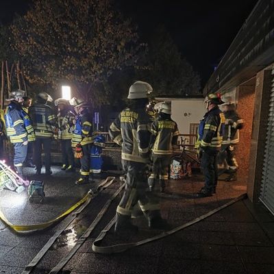 FW-AR: Kellerbrand mit Menschenleben in Gefahr- Einsatz am frühen Samstagmorgen in Arnsberg