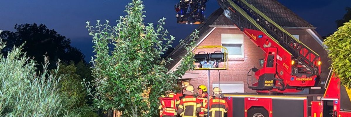 FW-ROW: Feuer im Dachstuhl - Feuerwehr verhindert Schlimmeres