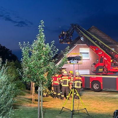 FW-ROW: Feuer im Dachstuhl - Feuerwehr verhindert Schlimmeres