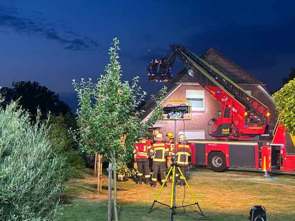 FW-ROW: Feuer im Dachstuhl - Feuerwehr verhindert Schlimmeres