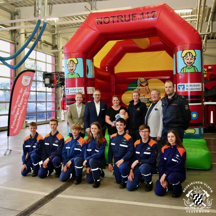 FW Neukirchen-Vluyn: Freude beim Förderverein der Feuerwehr Neukirchen-Vluyn: Großspende und herzlicher Empfang für das jüngste Mitglied