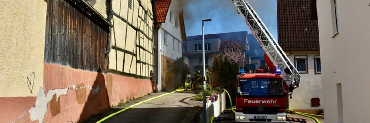 FW Böblingen: Garagenbrand greift auf Wohnhaus über