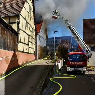 FW Böblingen: Garagenbrand greift auf Wohnhaus über