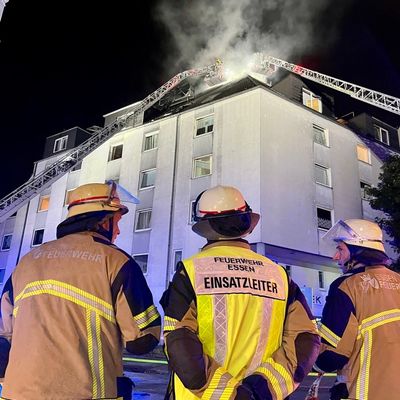 FW-E: Ausgedehnter Wohnungsbrand greift auf Dachstuhl über - eine Person verstorben, zahlreiche Anwohnende betroffen