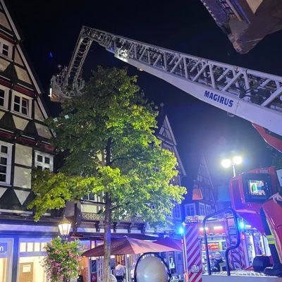 FW Celle: Feuer in der historischen Altstadt von Celle - eine Person gerettet