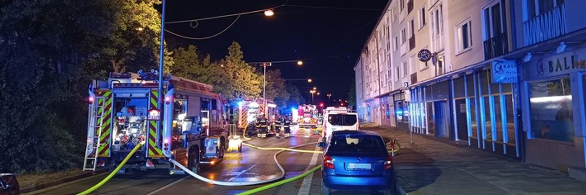 FW-M: Ausgedehnter Wohnungsbrand in Mehrfamilienhaus (Neuharlaching)