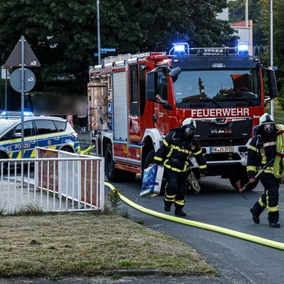 FW-MK: Arbeitsintensiver Tag für die Feuerwehr Iserlohn Feuer auf Balkon, Brandgeruch in Hennen, Kritischer Wohnungsbrand am Dördel