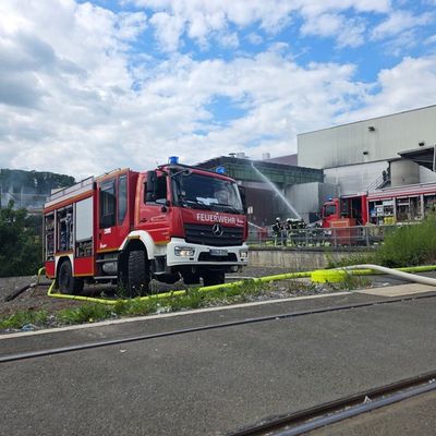 FW-AR: Brennendes Förderband beschäftigt Feuerwehr stundenlang