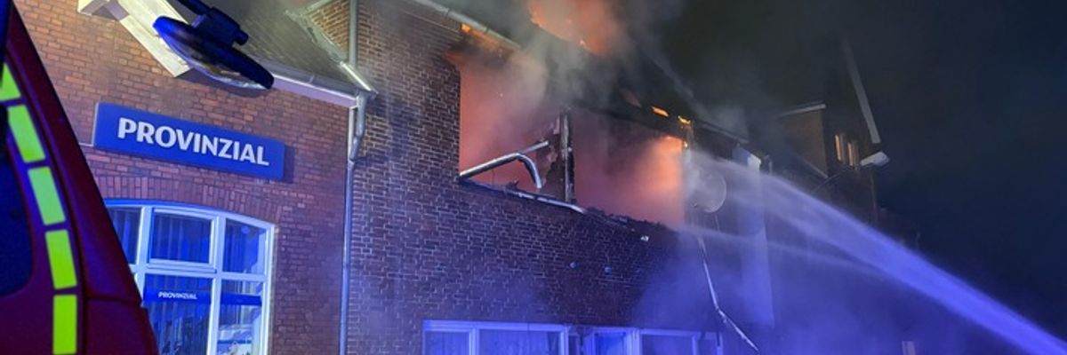 FW-HEI: Feuer in leerstehendem Gebäude - mehrere Feuerwehren im Einsatz