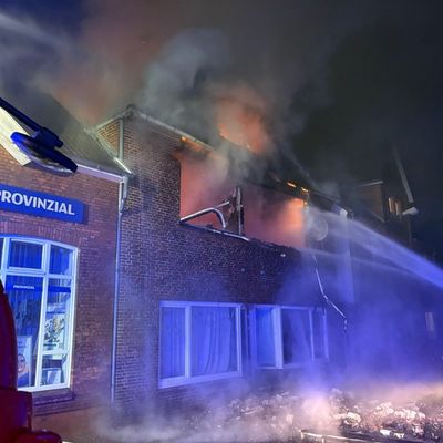 FW-HEI: Feuer in leerstehendem Gebäude - mehrere Feuerwehren im Einsatz