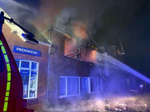 FW-HEI: Feuer in leerstehendem Gebäude - mehrere Feuerwehren im Einsatz
