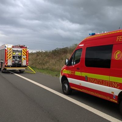 FW-Heiligenhaus: Lkw-Brand auf der A44 - Feuerwehr löscht brennende Fahrerkabine