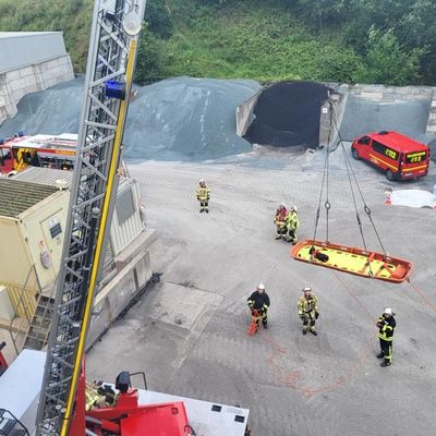 Feuerwehr Kalkar: Realitätsnahe Großübung bei der Basalt AG in Kalkar fordert zahlreiche Einsatzkräfte