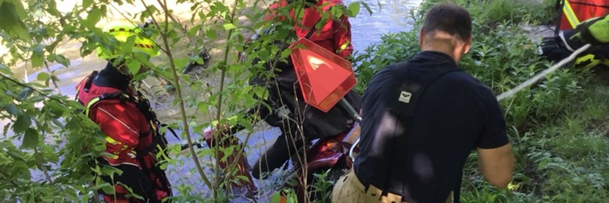 FW Paderborn: "Person im Wasser" am Zusammenlauf der Alme und Lippe in Schloss Neuhaus