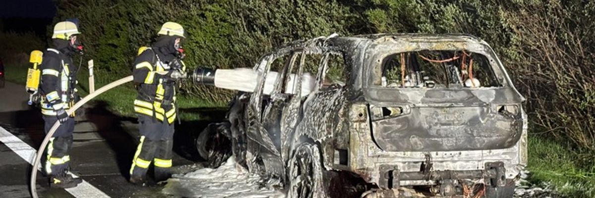 FW-ROW: Mercedes-Benz SUV brennt vollständig aus