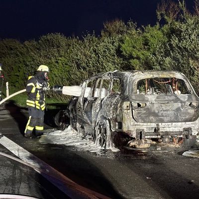FW-ROW: Mercedes-Benz SUV brennt vollständig aus