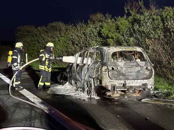 FW-ROW: Mercedes-Benz SUV brennt vollständig aus