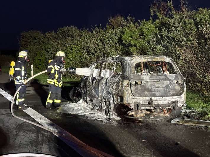 FW-ROW: Mercedes-Benz SUV brennt vollständig aus