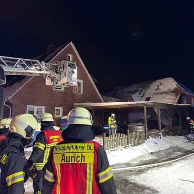 FW-AUR: Feuer an Carport greift auf Elektroautos über