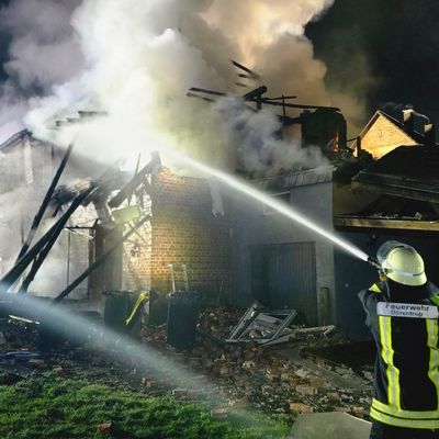 FW Dörentrup: Explosion mit anschließendem Großbrand in Wohnhaus - eine Person tot aufgefunden