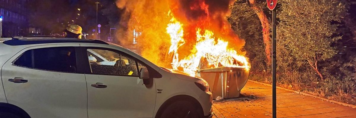 FW-M: Zwei Glascontainer in Vollbrand (Harthof)