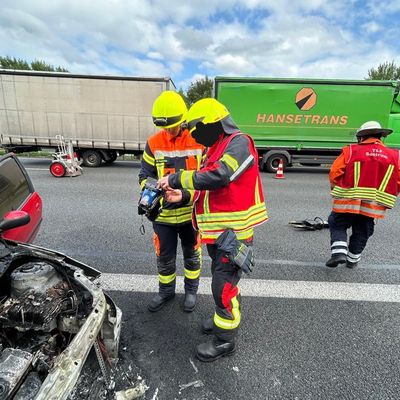 FW-ROW: Brennender PKW auf Standstreifen