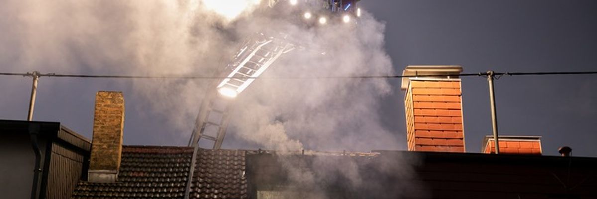 FW LK Neunkirchen: Rauchsäule weist Feuerwehr den Weg - Mehrparteienhaus nach Brand unbewohnbar