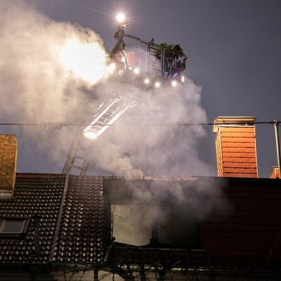 FW LK Neunkirchen: Rauchsäule weist Feuerwehr den Weg - Mehrparteienhaus nach Brand unbewohnbar