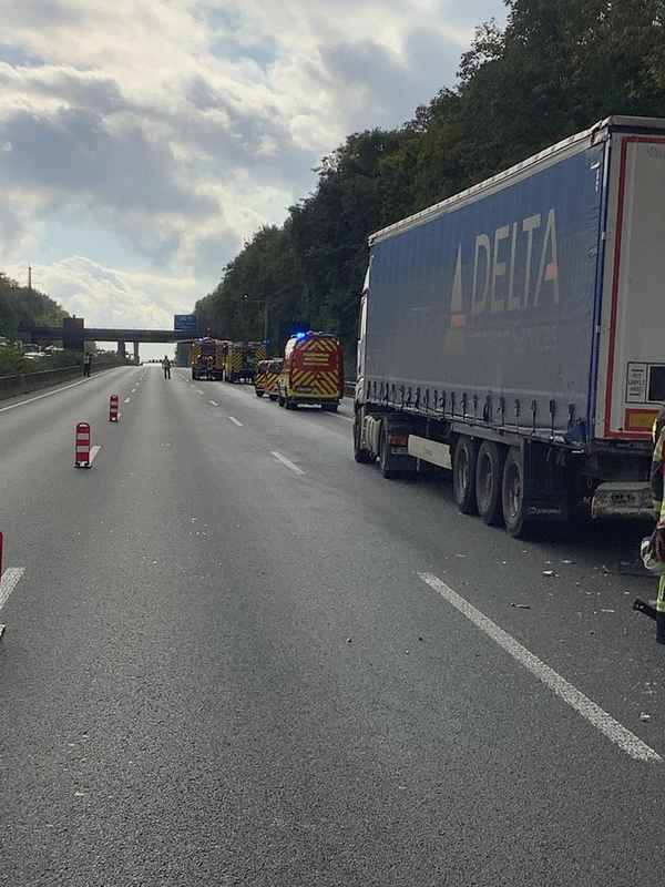 FW Mettmann: Schwerer Verkehrsunfall auf der Autobahn 3