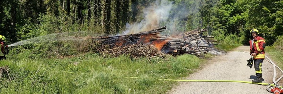 FW Reichenau: Brennenden Holzpolder im Wald gelöscht, Mehrstündiger Einsatz der Feuerwehren aus Reichenau und Konstanz, Reichenau-Waldsiedlung, 01.05.2025