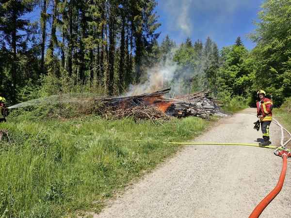 FW Reichenau: Brennenden Holzpolder im Wald gelöscht, Mehrstündiger Einsatz der Feuerwehren aus Reichenau und Konstanz, Reichenau-Waldsiedlung, 01.05.2025