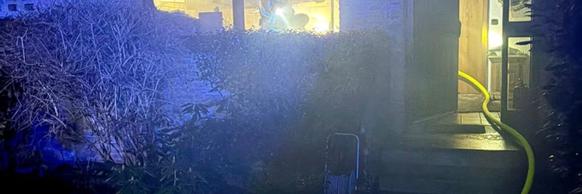 FW Düren: Feuer in Einfamilienhaus: Einsatzkräfte bringen Brand schnell unter Kontrolle
