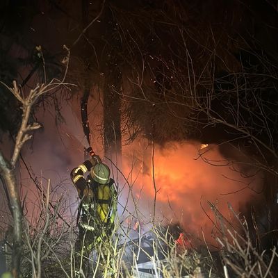 FW-E: Brand einer Gartenlaube am Heilig Abend in Essen-Frintrop - Feuer greift auf umliegendes Gehölz über