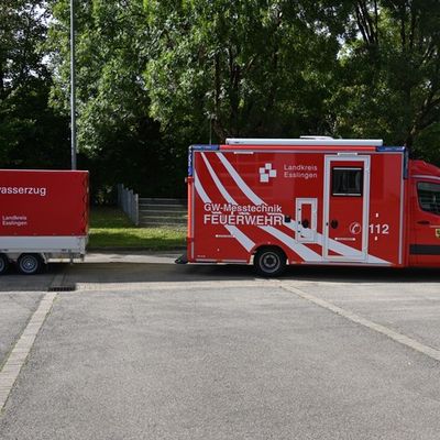 FW LK Esslingen: Landkreis Esslingen stärkt Bevölkerungsschutz - Übergabe neuer Einsatzfahrzeuge in Wendlingen