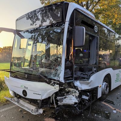 FW-KLE: Schwerer Verkehrsunfall zwischen Linienbus und Pkw auf der B 57 - BMW-Fahrer schwer verletzt