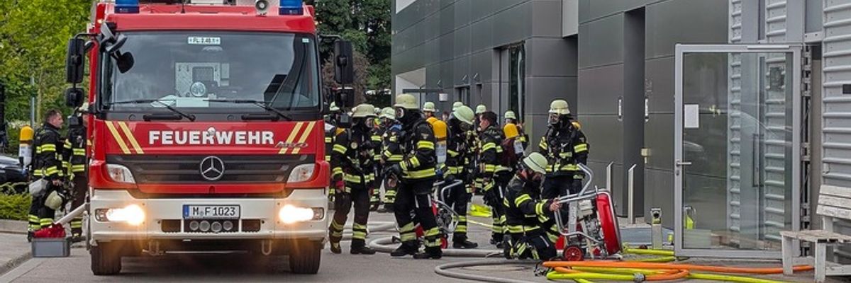 FW-M: Brand in Autowerkstatt (Forstenried)