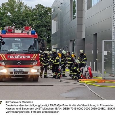 FW-M: Brand in Autowerkstatt (Forstenried)