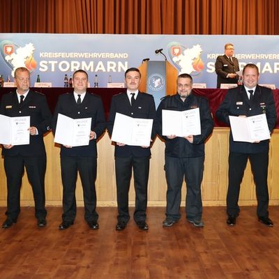 FW-Stormarn: Mitgliederversammlung: Thomas Proß von der Feuerwehr Poggensee mit dem deutschen Feuerwehr-Ehrenkreuz in Silber ausgezeichnet