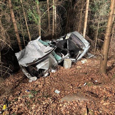 KFV-CW: PKW stürzt nachts Böschung hinunter / Feuerwehr schlägt Schneise in Wald / Eingeklemmte Schwerverletzte befreit