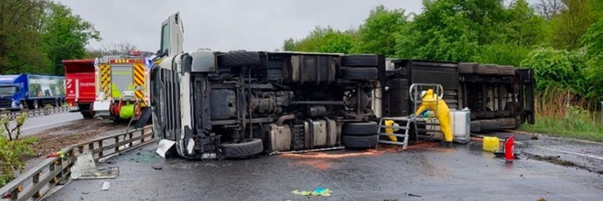 FW Lehrte: Verkehrsununfall Autobahn A2: LKW Unfall blockiert alle 3 Fahrspuren
