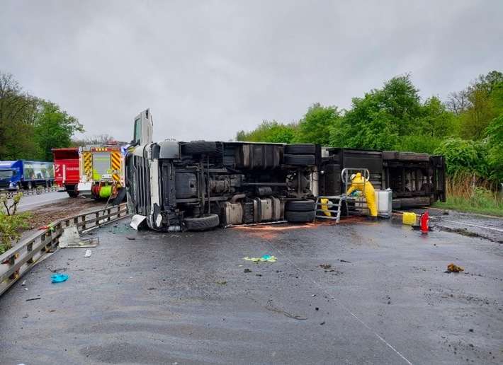 FW Lehrte: Verkehrsununfall Autobahn A2: LKW Unfall blockiert alle 3 Fahrspuren