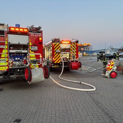 FW-ROW: Pkw gerät in Brand - eine Person verletzt