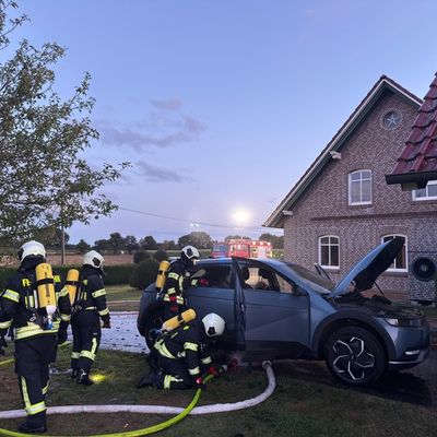 FW-AUR: Hochvoltbatterie von E-Fahrzeug entflammt